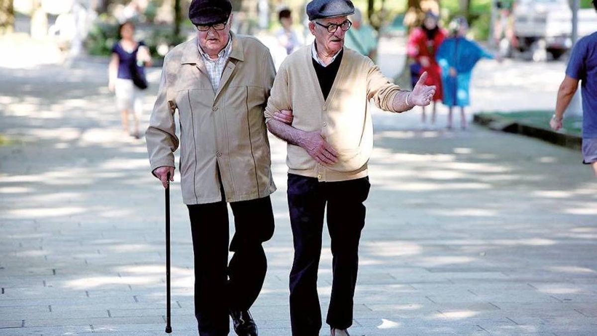 Dos personas de avanzada edad, pasean por la Alameda de Santiago