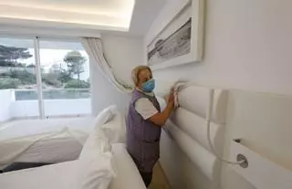 Hoteleros de Ibiza y CAEB avisan de que las camas elevables son «un riesgo» para clientes y ‘kellys’