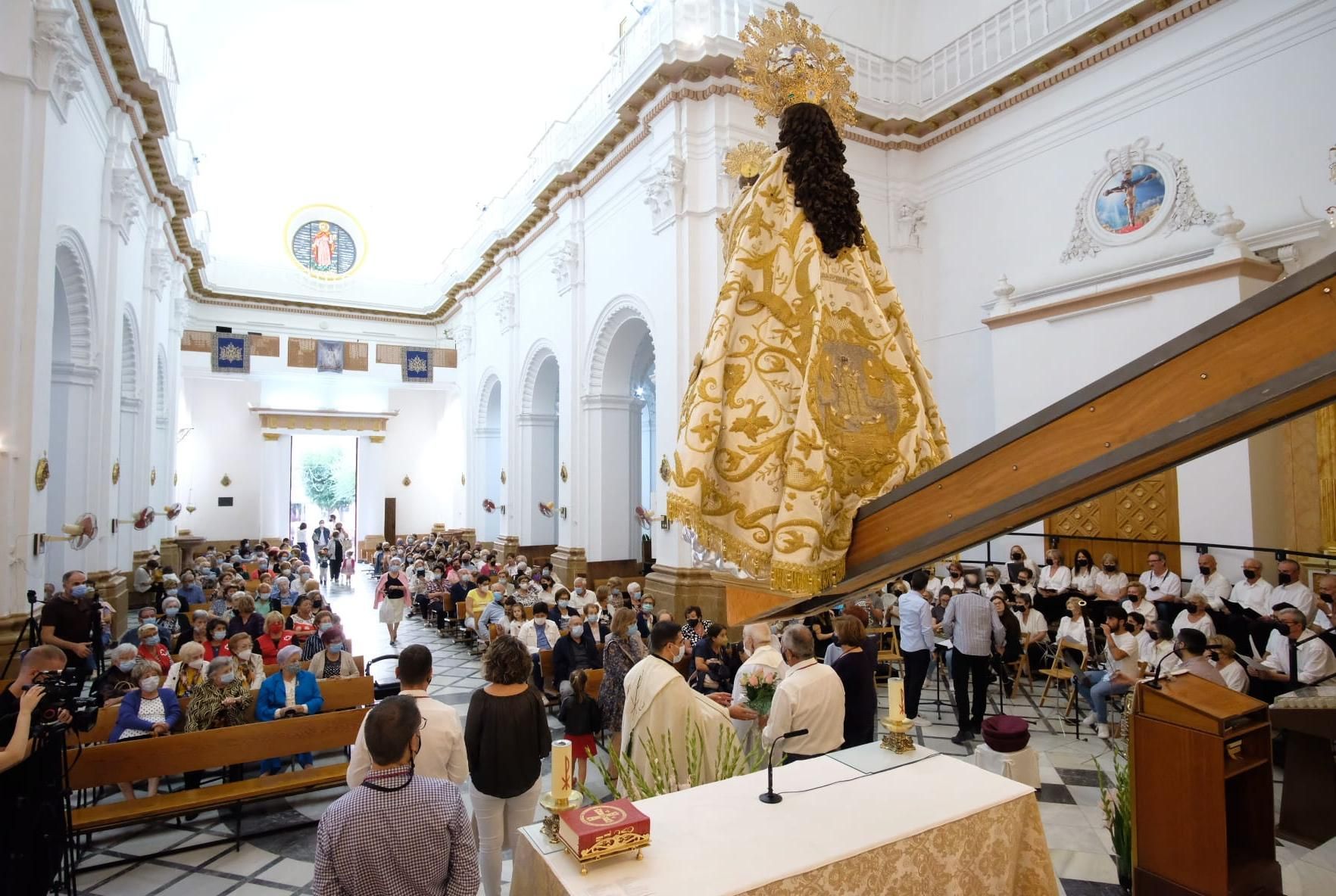 La Virgen del Remedio en la iglesia de San Bartolomé durante el simbólico acto en el que desciende del altar.