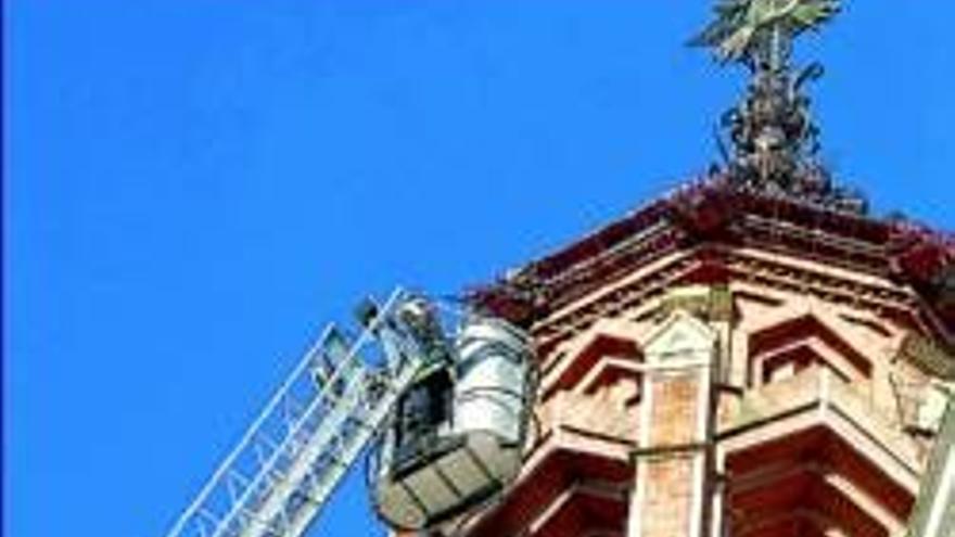Los bomberos retiran un nido de cigüeña de la cúpula de la Soledad