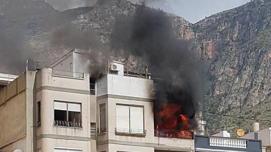 Evacuado un edificio de tres plantas por un incendio en Tavernes de la Valldigna