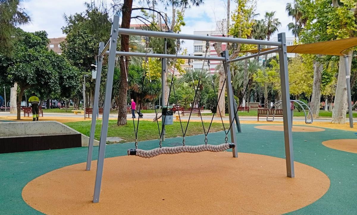 Nuevos columpios en el Jardín del Salitre.