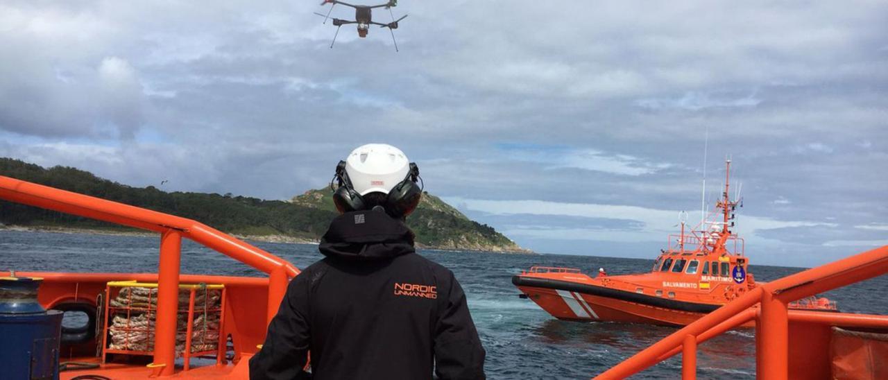 Vuelo de un dron desde un remolcador de Salvamento Maritimo en unas pruebas en Vigo. |   // S. M.