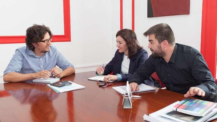 Alberto Lema, ayer, con Marta Lois, durante la reunión.