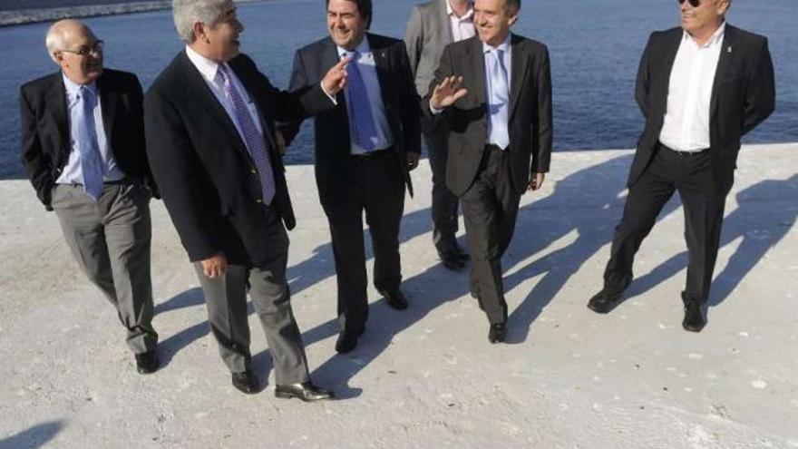 El embajador (segundo por la izquierda), durante su visita al puerto exterior. / la opinión