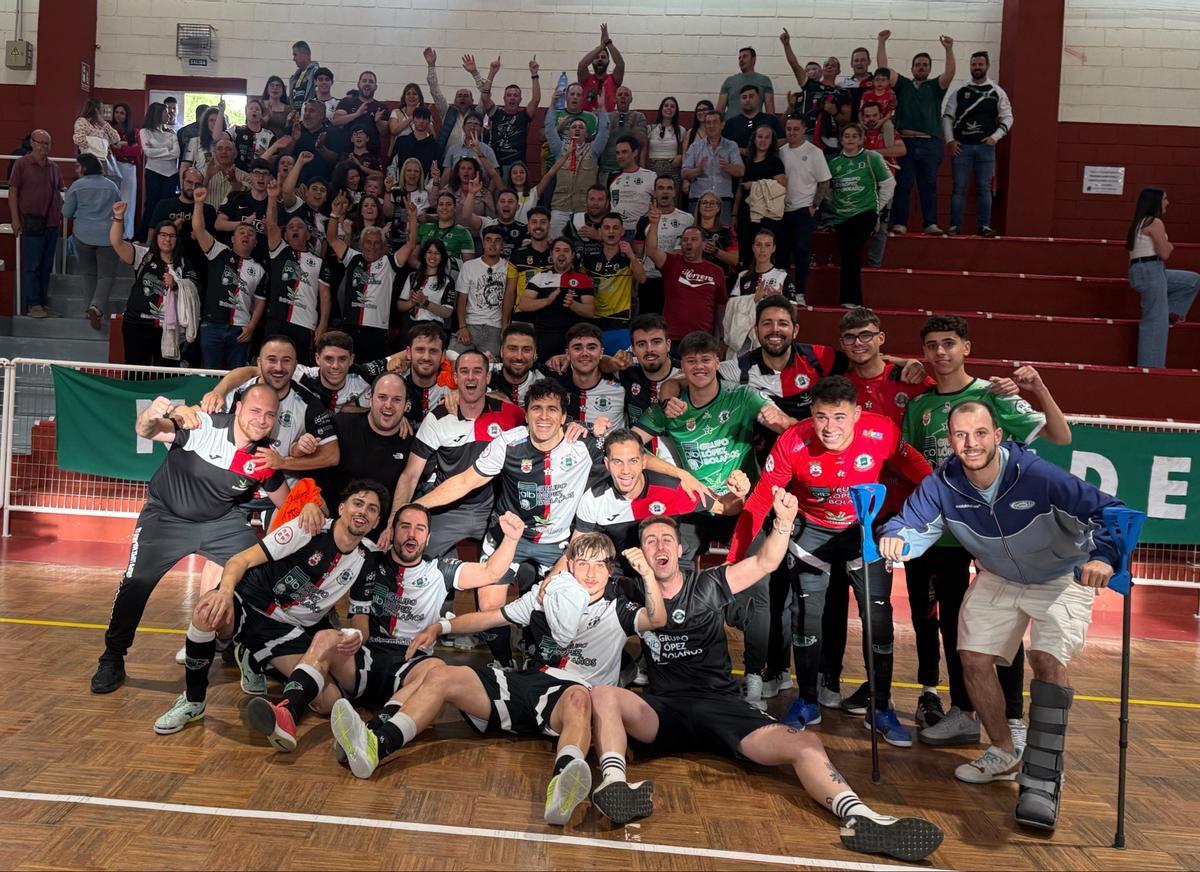 El Grupo López Bolaños festeja su clasificación para la fase de ascenso con sus aficionados en Jerez.