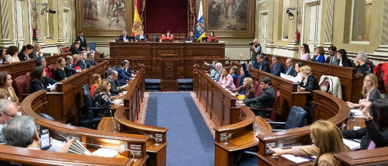 Panorámica del salón de plenos del Parlamento de Canarias durante una sesión.