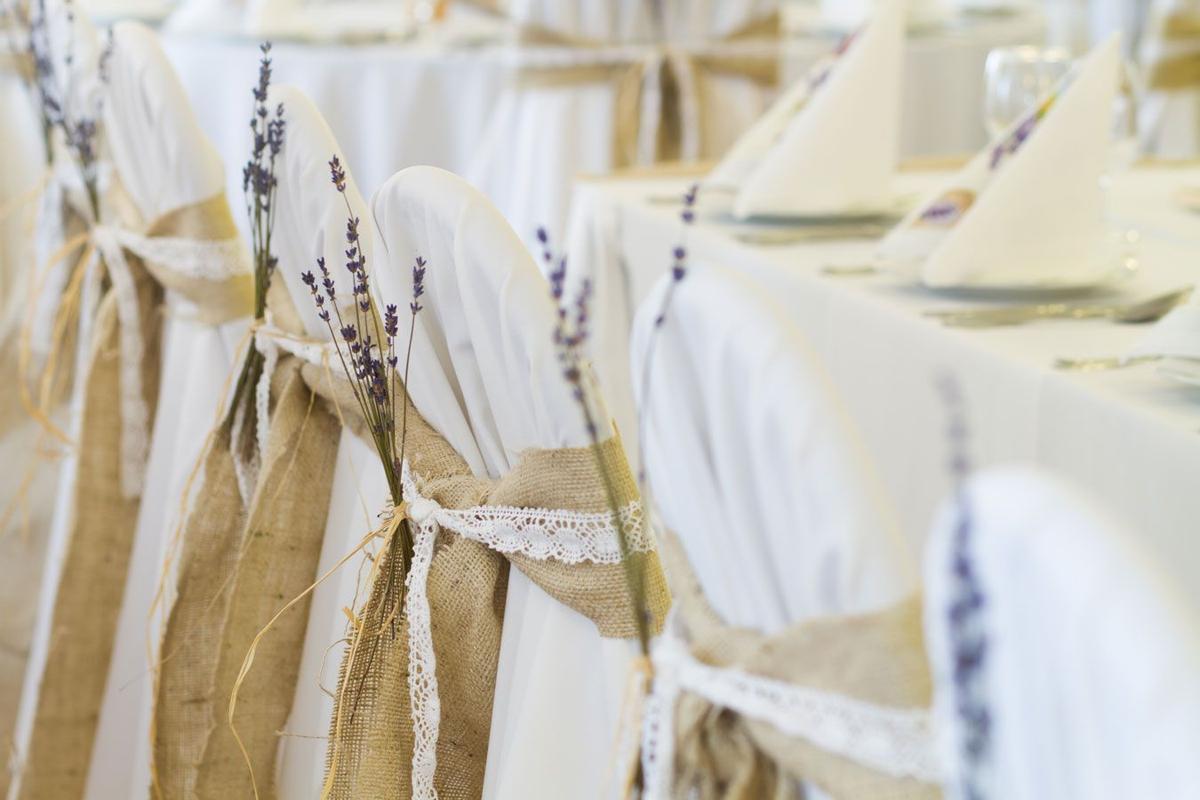 ¿Cómo decorar las sillas del banquete?: telas de yute, cáñamo, arpillera…