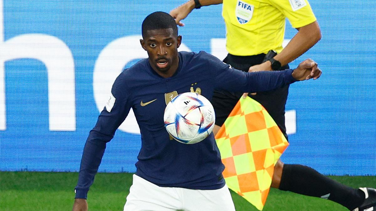 Dembélé controla la pilota en una acció del partit contra Polònia