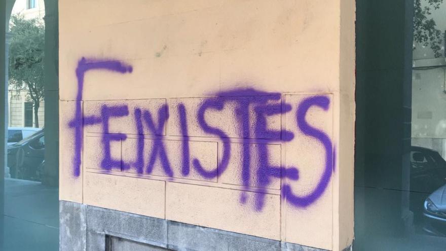 Escriben &quot;fascistas&quot; en la sede del PP de Palma