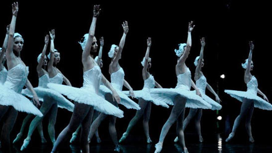 El Ballet interpreta ´El lago de los cisnes´ .