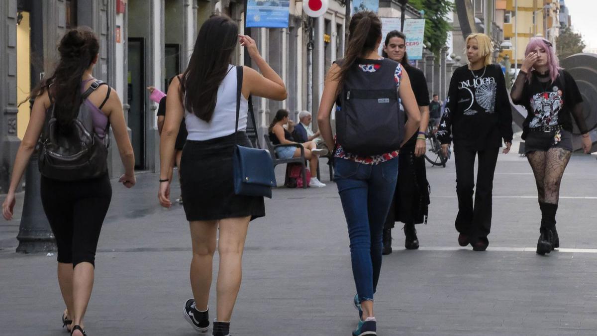 Jóvenes paseando por la calle Triana, en la capital grancanaria. | | ANDRÉS CRUZ