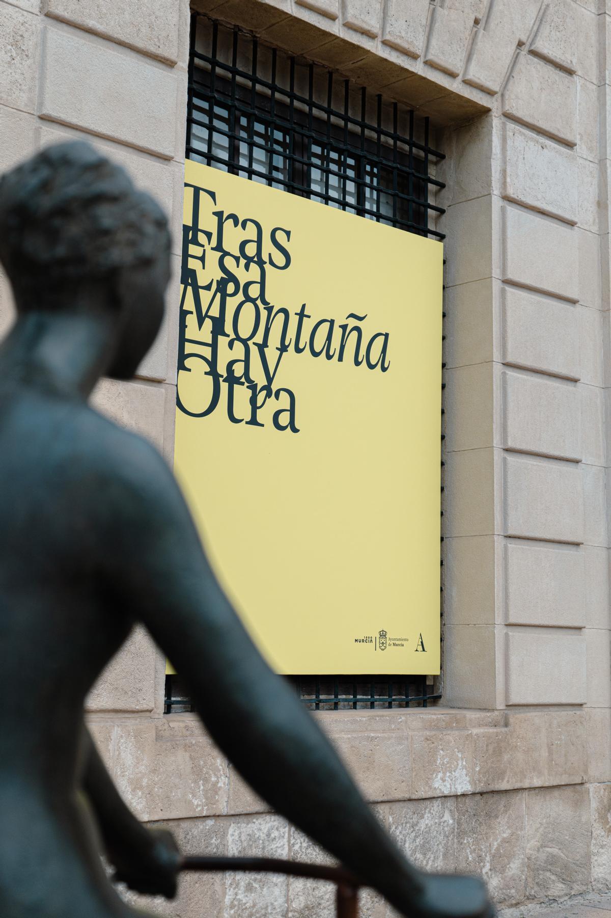 Cartel de la exposición 'Tras esa montaña hay otra', en el Palacio Almudí de Murcia, que se exhibirá hasta el 10 de mayo