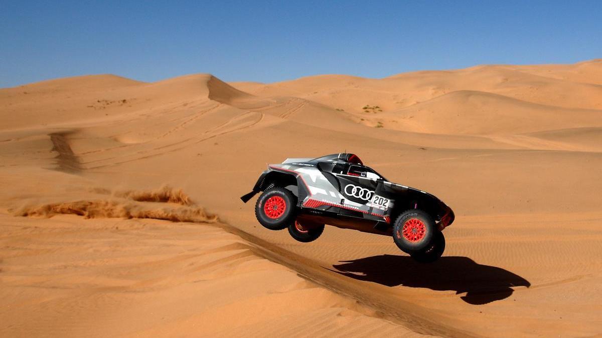 Carlos Sainz vuela con su Audi en el Dakar