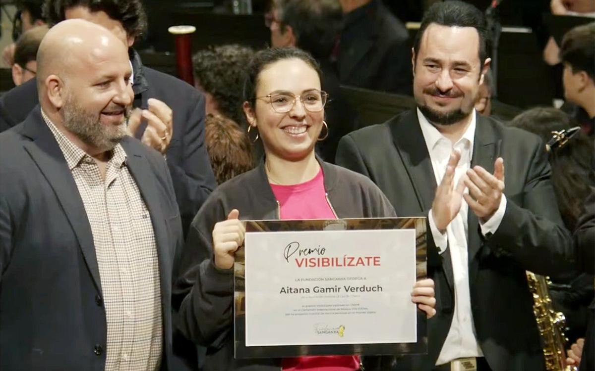 La oboe de la banda de Cheste, Aitana Gamir, con su premio Visibilizate en el 50 CIM Altea
