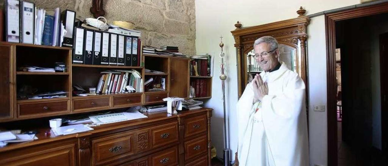 Ignacio Domínguez, cuando ejercía de párroco en Sabarís, ahora ya jubilado con 81 años. // Adrián Irago