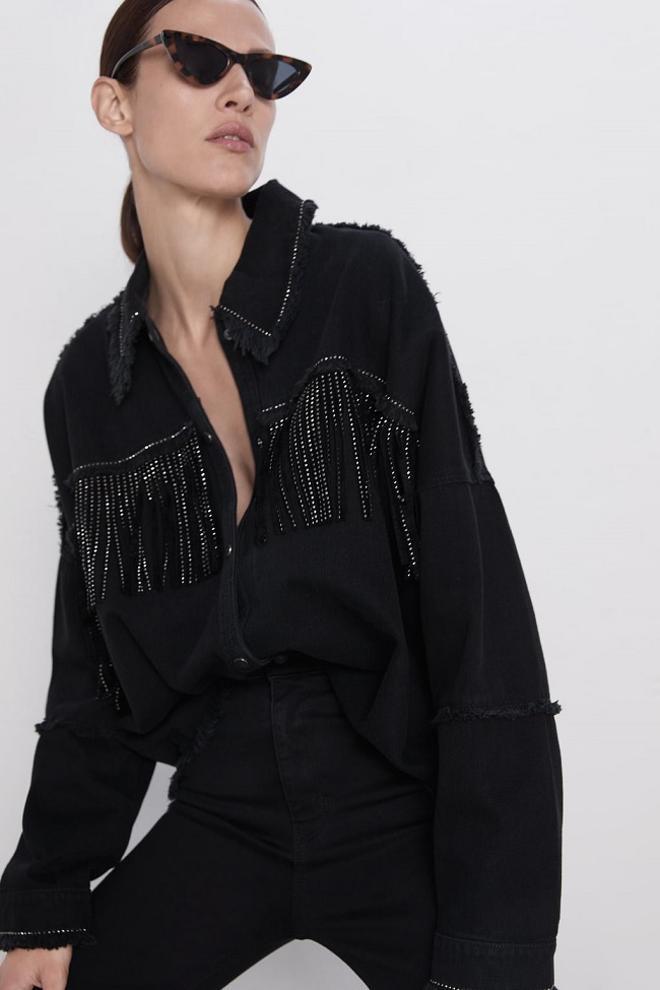 Cazadora con flecos y brillos en negro de Zara