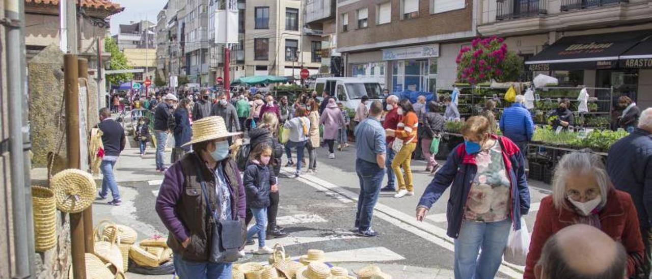 Puesto de sombreros de paja, ayer, en la feria del 18 de Lalín.   | // BERNABÉ/ANA AGRA