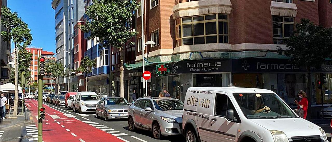 Las obras de la MetroGuagua generan atascos en León y Castillo