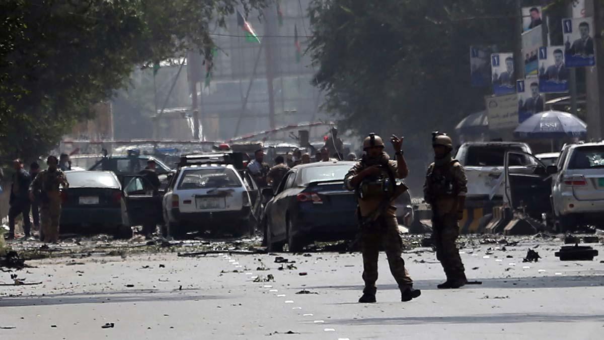 Atentado con furgoneta bomba en el centro de kabul, que ha causado  mas de 10 muertos.