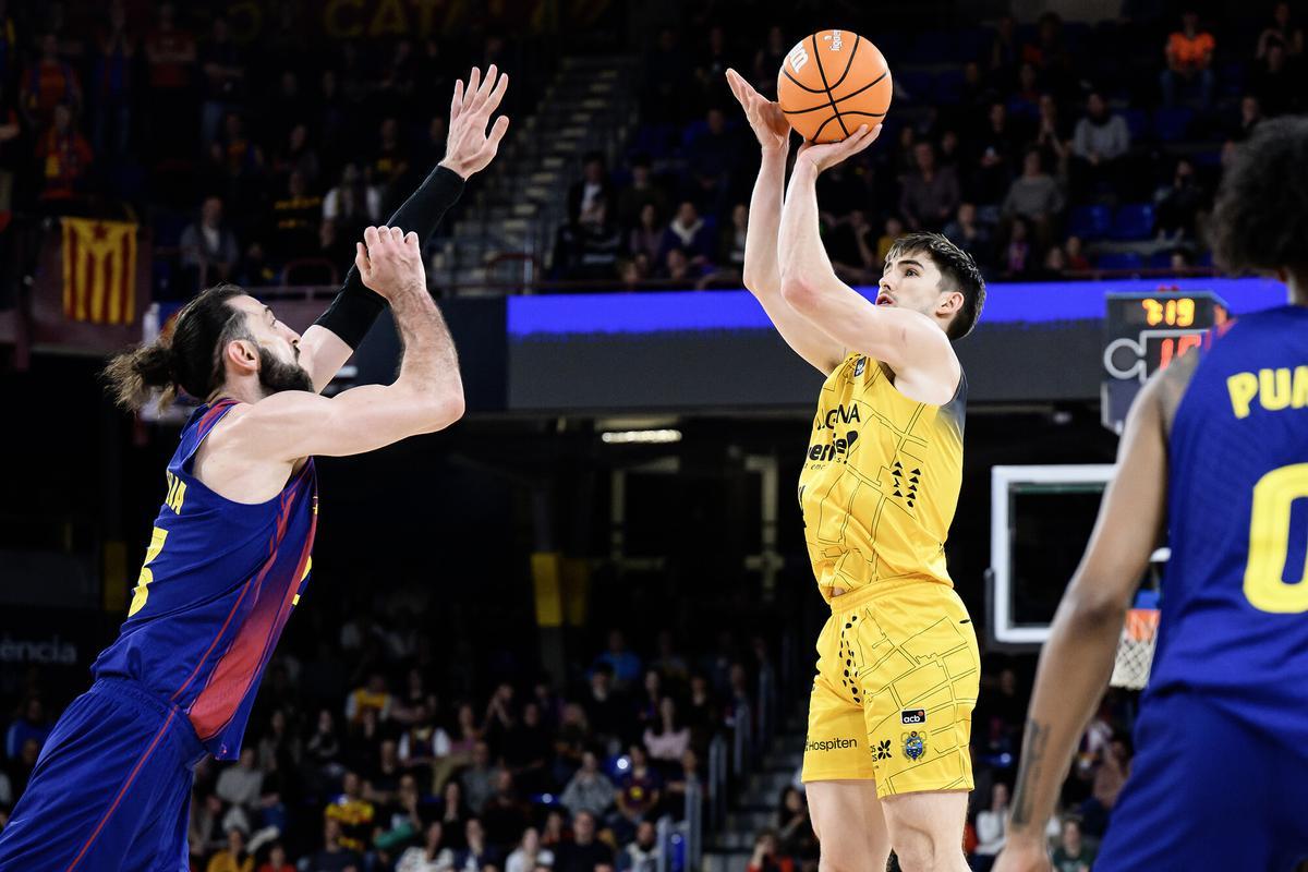 Van Beck lanza un triple ante Shengelia en el Barça-Canarias de la primera vuelta.