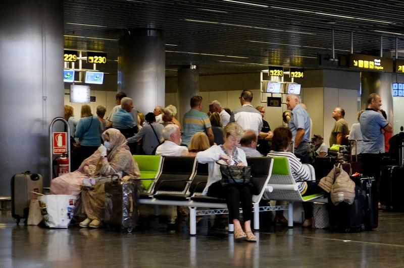 Las Palmas de Gran Canaria. Coronavirus. Aeropuerto  | 15/03/2020 | Fotógrafo: José Carlos Guerra