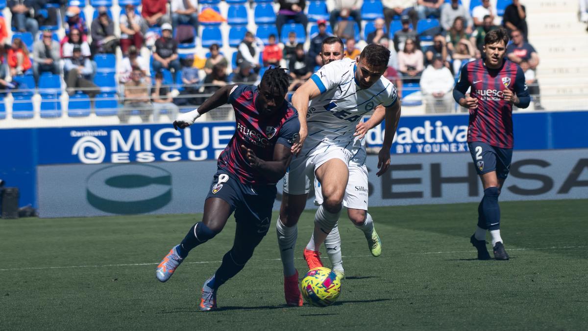 Obeng intenta marcharse de un defensa del Alavés en el partido en El Alcoraz.