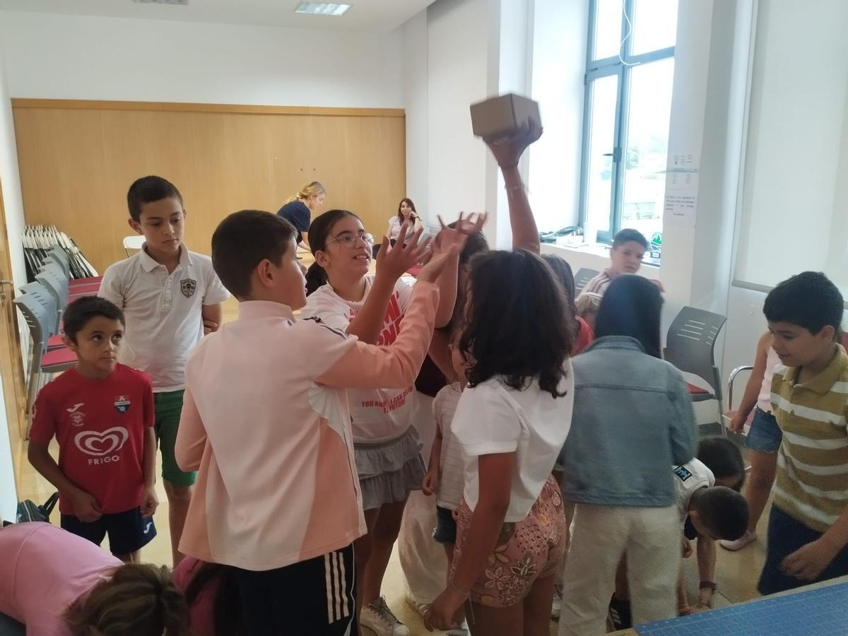 El taller "Misión Eclipse" en el Centro Cultural "Juan Velarde" de Salas, en imágenes