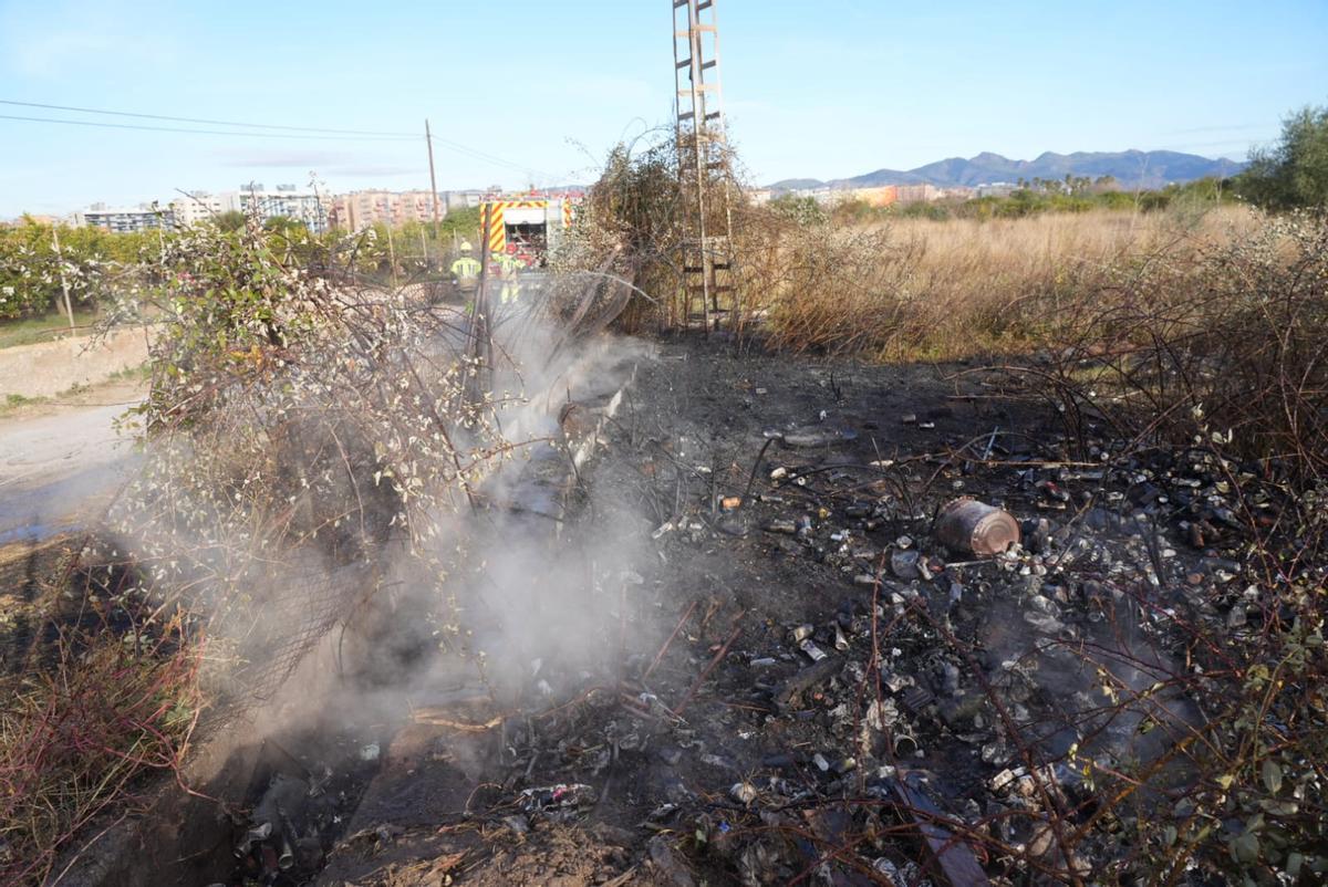 El solar afectado por las llamas humea tras la acción de los bomberos.