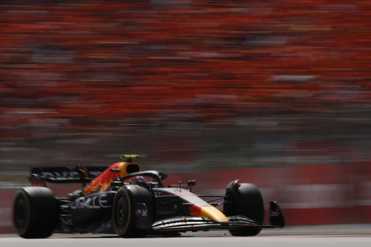 MONTMELÓ (BARCELONA), 22/05/2022.- El piloto mexicano de Red Bull Sergio Pérez durante el Gran Premio de España de Fórmula Uno disputado este domingo en el circuito de Barcelona-Cataluña, en Montmeló (Barcelona). EFE/Alberto Estévez