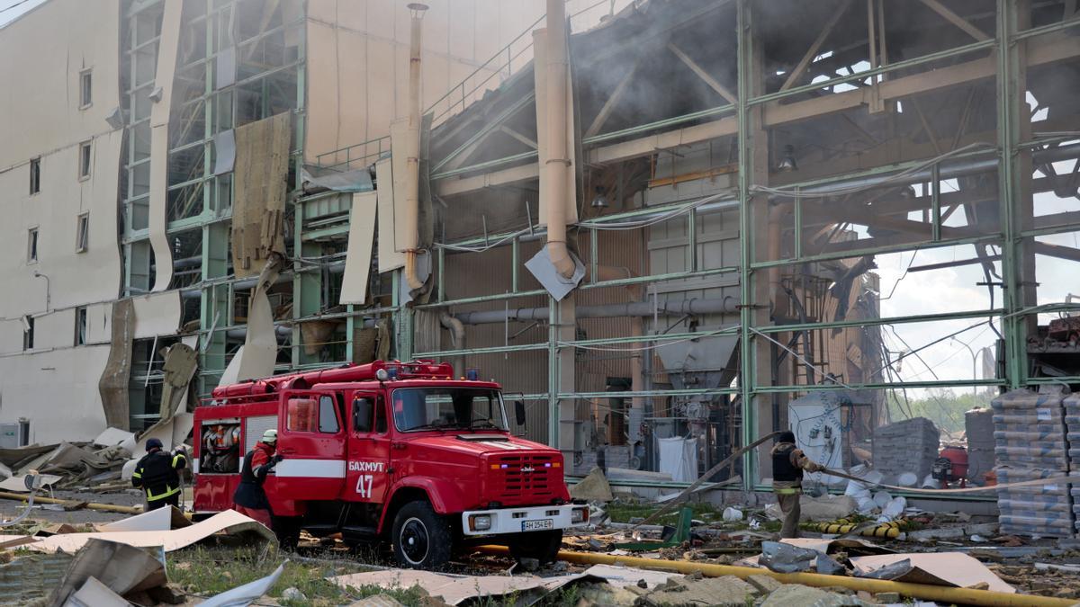 Un edificio dañado por los ataques rusos en la ciudad de Bakhmut, en el Donetsk.