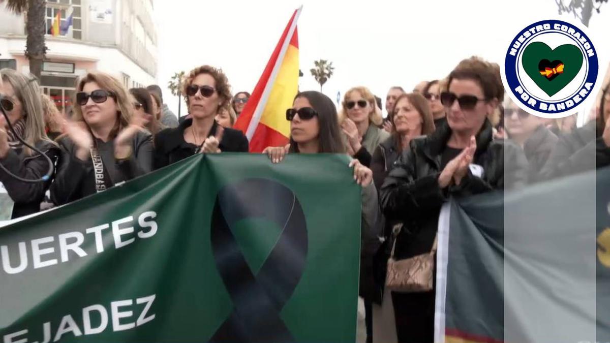 Mujeres de guardias civiles, durante la protesta tras el asesinato de dos agentes en Barbate. Arriba, a la derecha, logo de la plataforma que han creado.