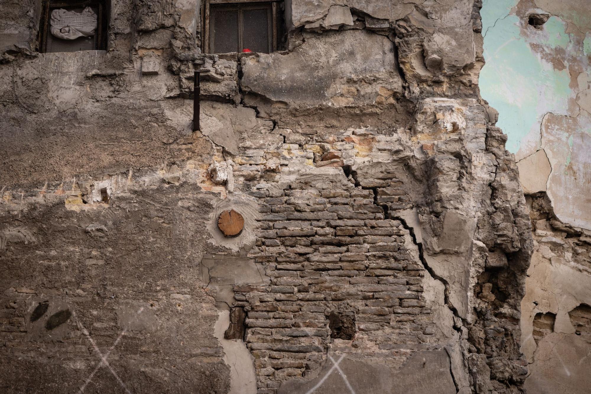 En imágenes | Así se encuentran los edificios de La Magdalena que fueron desalojados tras la aparición de grietas