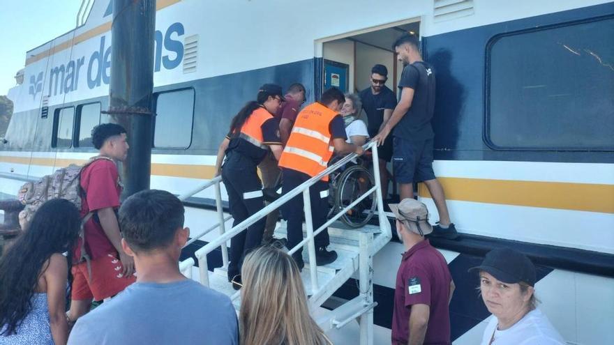 Evacuada una mujer en Cíes que tropezó dentro del camping y se dislocó la cadera
