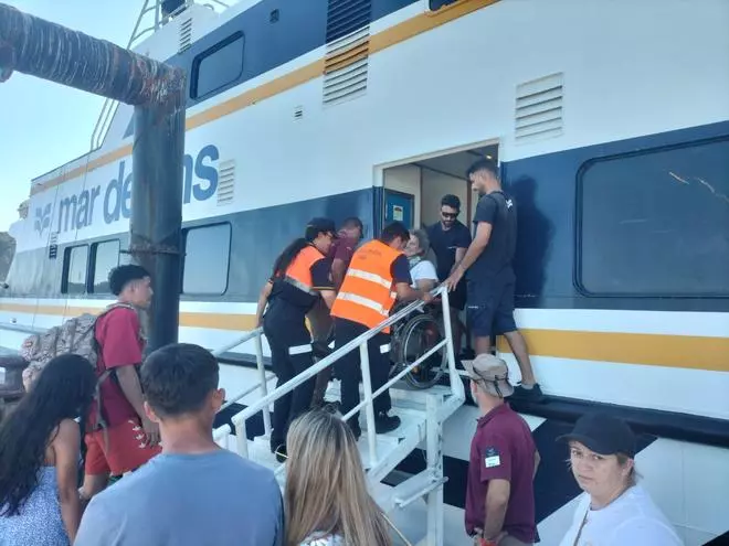 Evacuada una mujer en Cíes que tropezó dentro del camping y se dislocó la cadera
