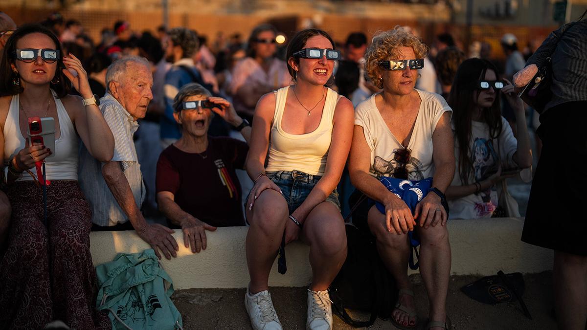 Gente observando el eclipse en Tarragona