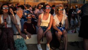 Gente observando el eclipse en Tarragona