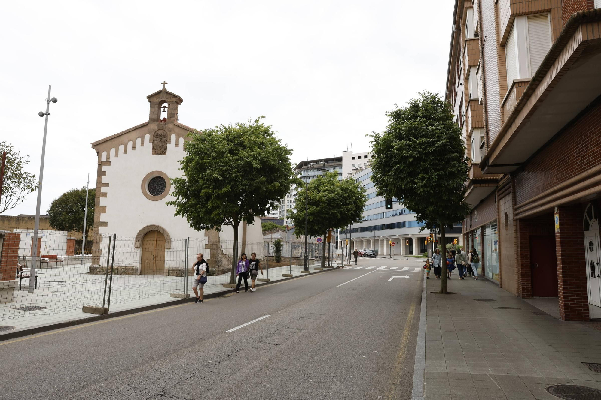 Así ha quedado la urbanización del entorno de la capilla de San Esteban del Mar de Gijón (en imágenes)