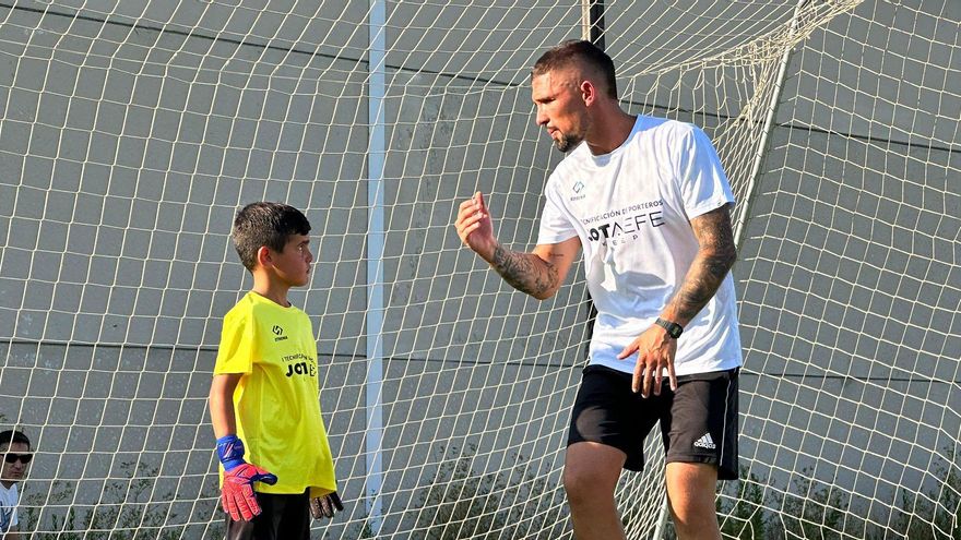 Juanfran Ortiz muestra las técnicas de cómo crecer en la portería