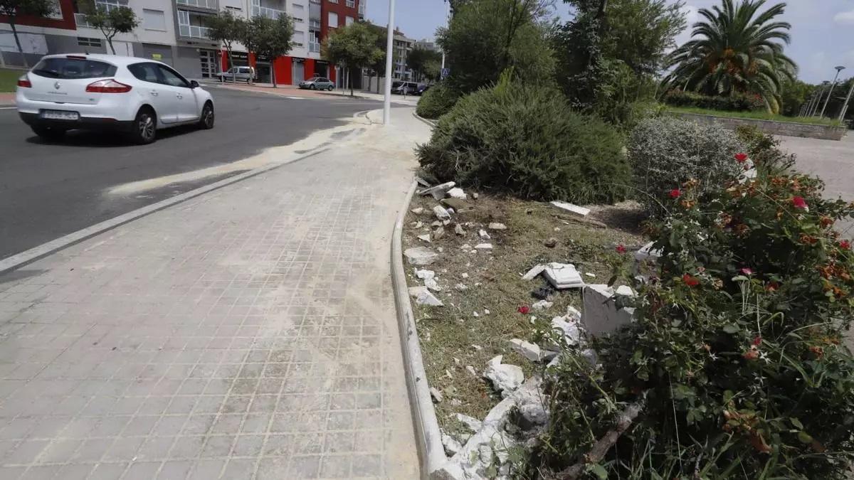 Estado en el que quedó el muro de protección y la zona ajardinada.