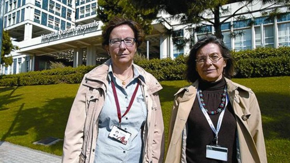 Despedidas. Teresa Casals y Àngels Sierra, ante el Hospital Duran y Reynals, donde está el Idibell.