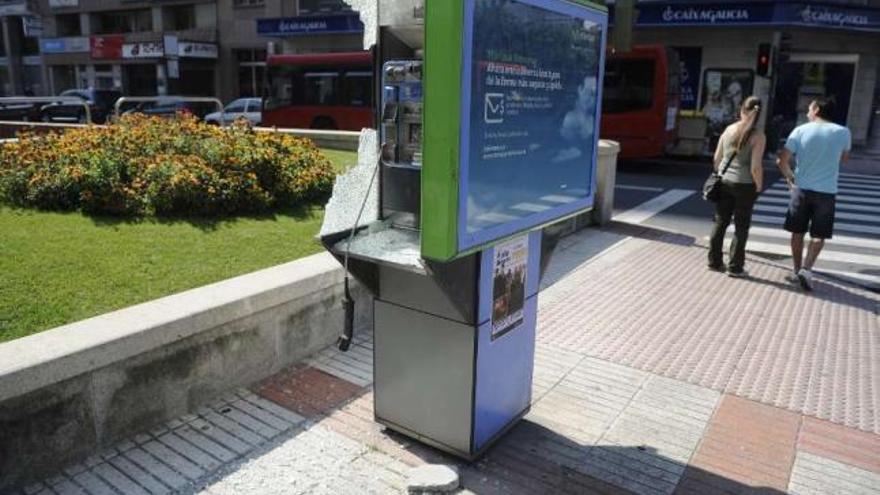 Cabina telefónica destrozada por el lanzamiento del adoquín. / eduardo vicente