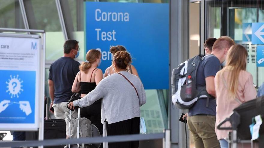 Corona-Test-Angebote an einem deutschen Flughafen.