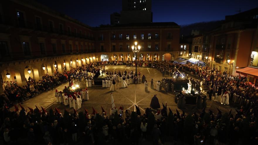 La procesión del Miércoles Santo en Gijón, el Encuentro Camino del Calvario, en imágenes