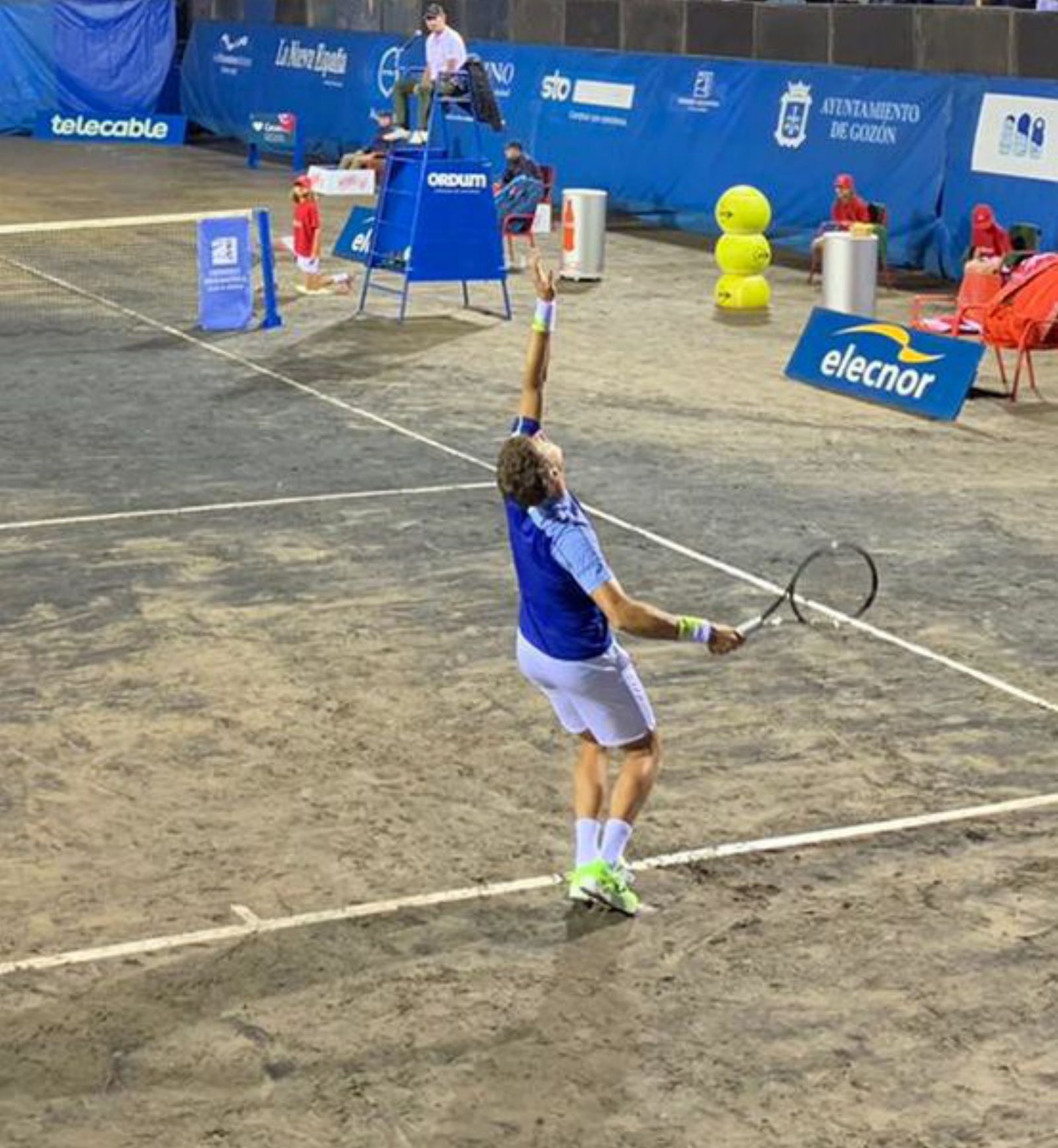 Carreño sacando en el segundo cuarto de final de anoche.