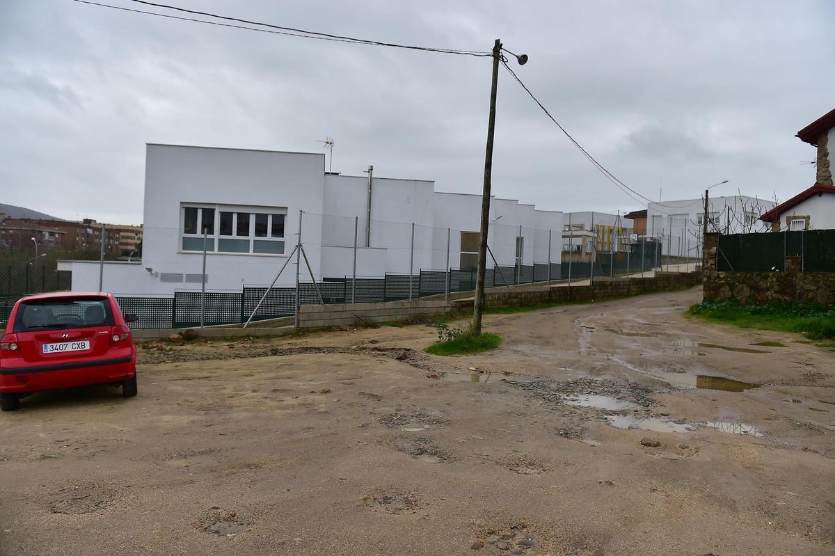 Una imagen del vial de acceso al colegio San Miguel de Plasencia.