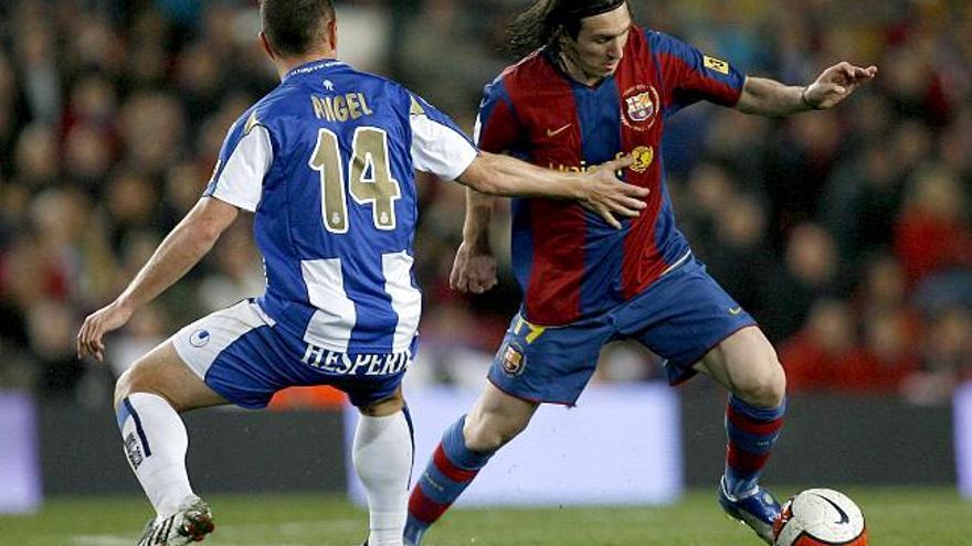 El delantero argentino del FC Barcelona, Lionel Messi, regatea al centrocampista del RCD Espanyol, Ángel Martínez, durante el partido correspondiente a la 33 jornada de Liga que se disputó en el estadio Camp Nou, de Barcelona en abril del pasado año.