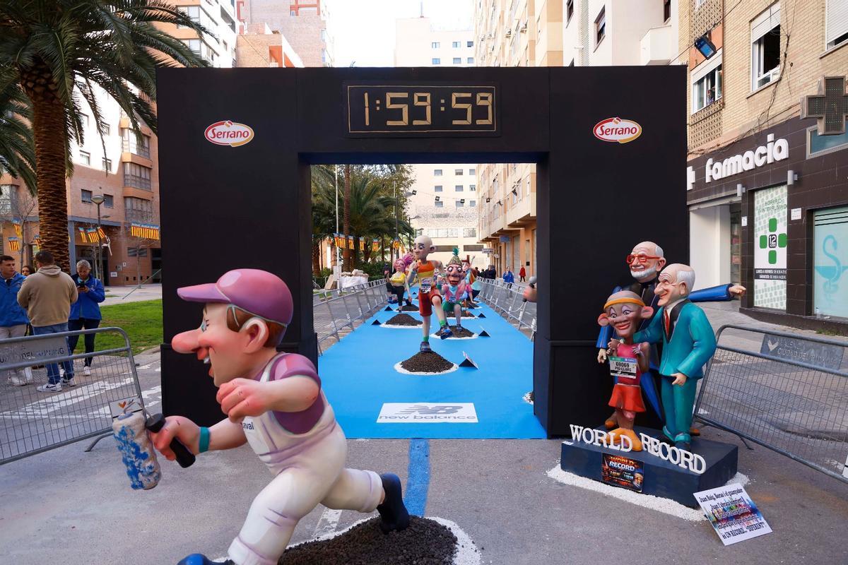 Inauguración de la falla Mestre Arambul Sanz, "la más larga de la historia", dedicada al Maratón Inauguración de la falla Mestre Arambul Sanz, "la más larga de la historia", dedicada al Maratón