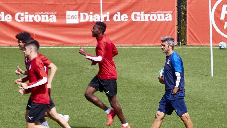 Pep Lluís Martí observa els joves del planter durant un entrenament d&#039;aquesta setmana