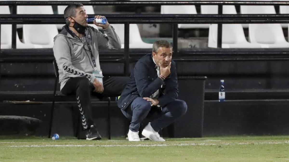 Imagen de Óscar Cano, un entrenador que subió al Castellón a Segunda, pero que apenas sumó un punto por partido en las primeras jornadas.